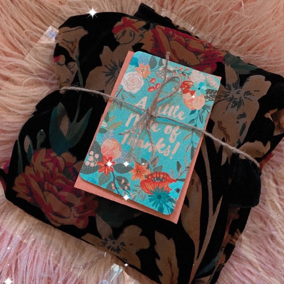 Meet your posher, Julia 💛 - Picture 10 of 16